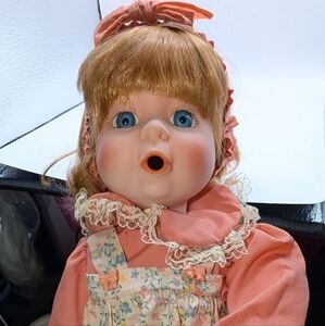 HERITAGE MINT COLLECTION  AMY 14" (D-88) Light Hair Blue Eyes Porcelain Doll